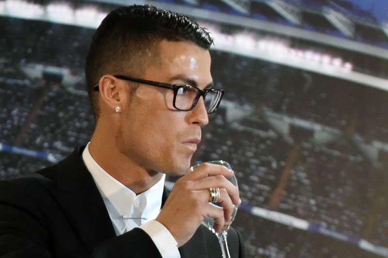 Những cầu thủ đeo kính áp tròng đá bóng như McTominay: Có cả CR7