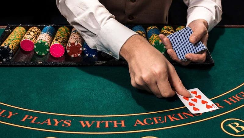 Người chia bài poker là gì? Những kỹ năng cần có để trở thành người chia bài giỏi 3 Dealer poker là gì? Kỹ năng cần có của một dealer giỏi