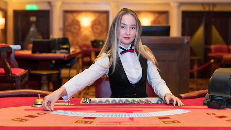 Người chia bài poker là gì? Những kỹ năng cần có để trở thành người chia bài giỏi 2 Dealer poker là gì? Kỹ năng cần có của một dealer giỏi
