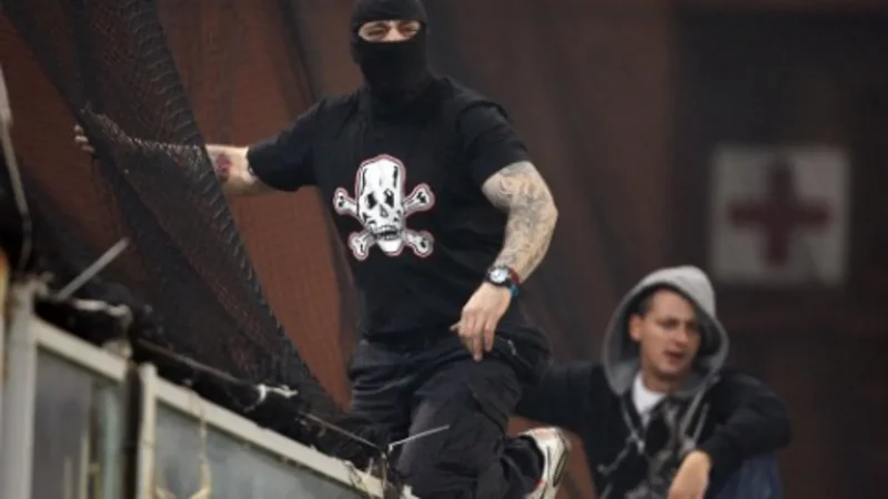 Hooligan Là Gì? Biểu Hiện Và Ảnh Hưởng Của Nó Trong Bóng Đá