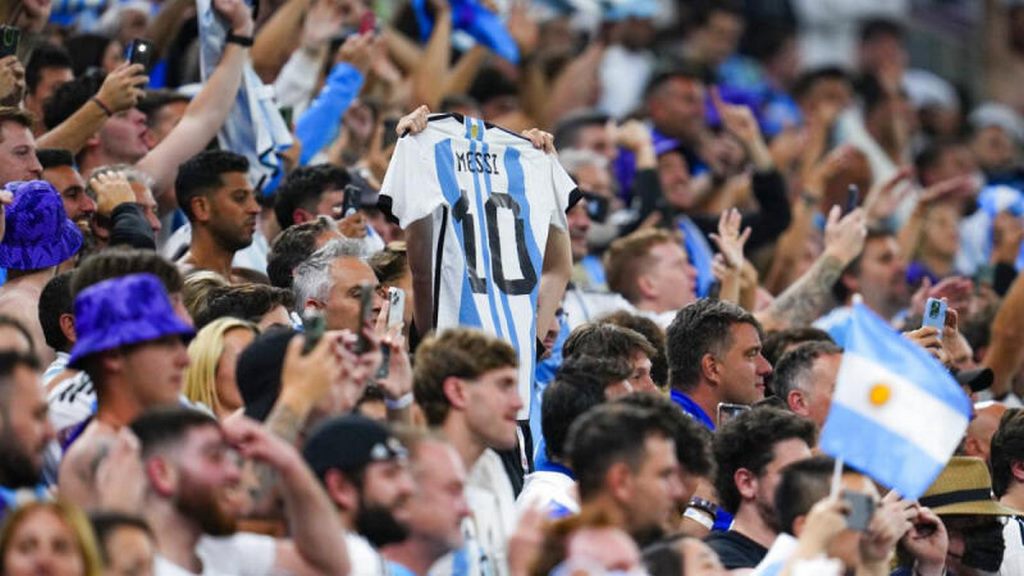 Tìm hiểu trong bóng đá fan Messi gọi là gì? - Tiengruoitv