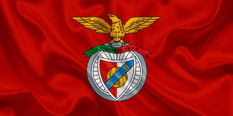 Logo CLB Benfica với hình đại bàng và khẩu hiệu E Pluribus Unum