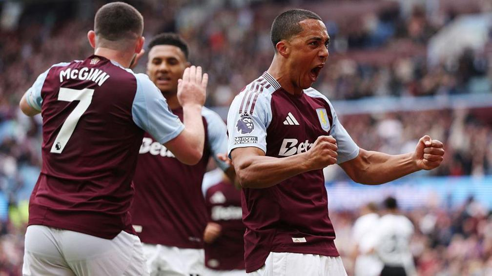 Sân vận động Villa Park cổ kính và hào hùng