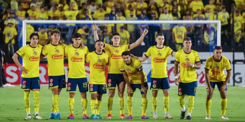 Đội hình Club América trong trang phục vàng truyền thống trên sân Azteca