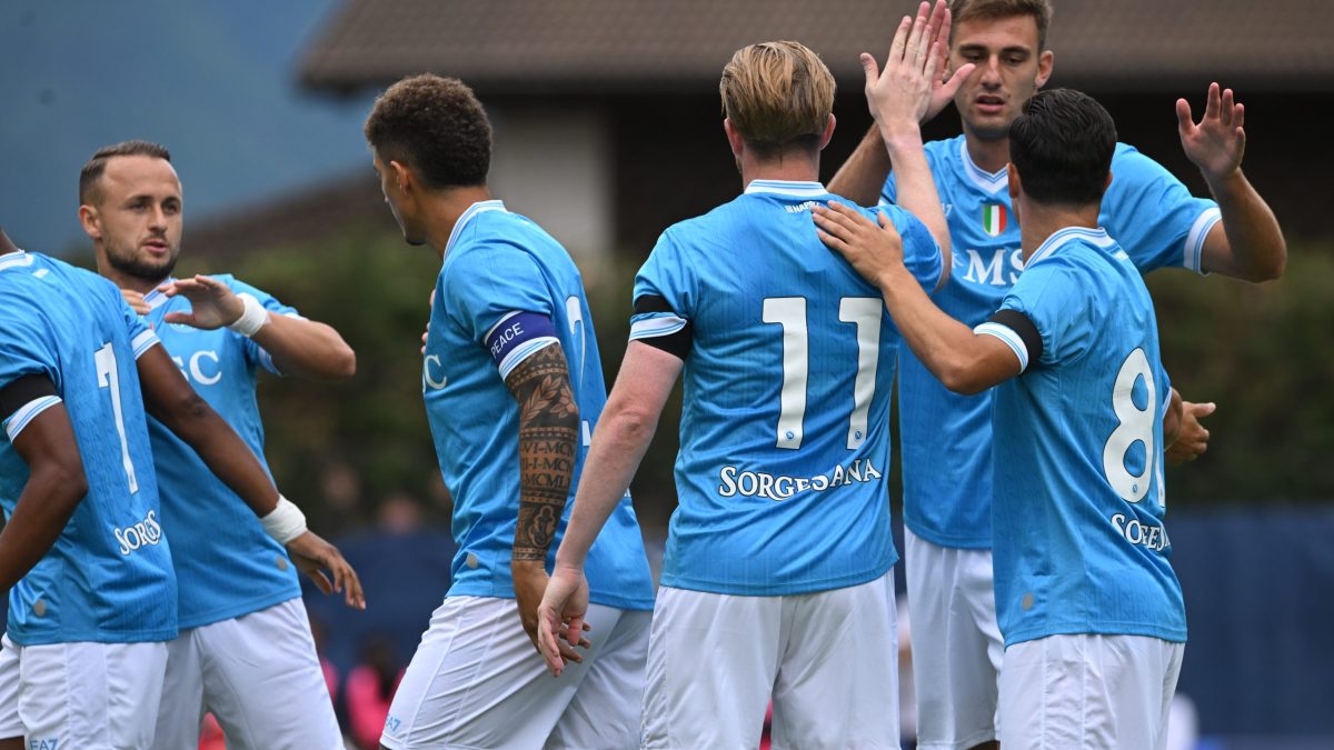 Không khí cuồng nhiệt trên khán đài sân vận động Napoli