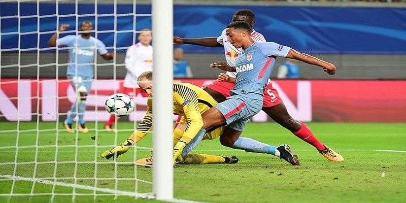 Trọng tài quan sát tình huống trước khi áp dụng lợi thế