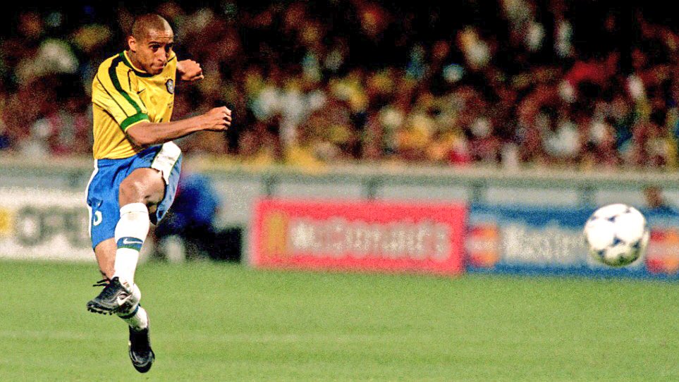 Roberto Carlos đá phạt trực tiếp năm 1997