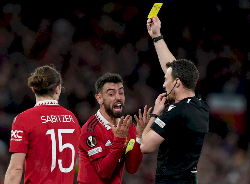 Thẻ Đỏ Trong Bóng Đá Là Gì? Khi Nào Thì Bị Phạt Thẻ Đỏ?