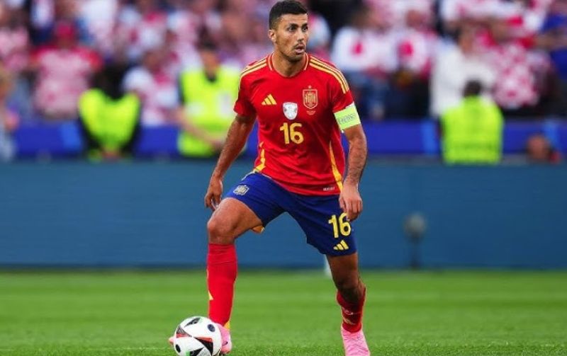 Rodri Hernández kiểm soát tuyến giữa Manchester City