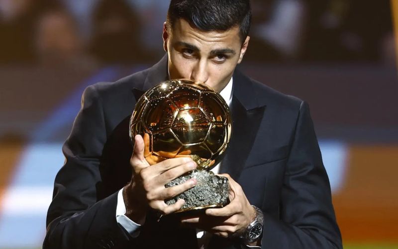 Rodri Hernández điều tiết nhịp độ trận đấu