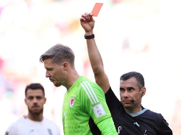 Nếu thủ môn bị thẻ đỏ thì sao? Chiến thuật ứng phó là gì?