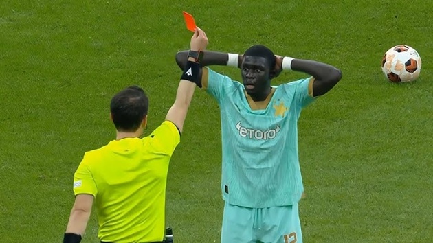 Thẻ đỏ trong bóng đá: Khi nào bị phạt và có đá tiếp không?