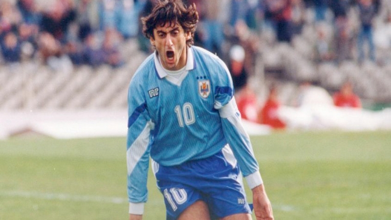 Francescoli trong lịch sử cũng là một cầu thủ Uruguay xuất sắc Enzo Francescoli - Thần tượng của Zinedine Zidane