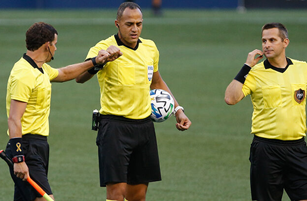 Trọng tài bóng đá có mấy loại? Vai trò của trọng tài chính và VAR là gì?