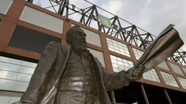 Tượng William McGregor bên ngoài sân Villa Park