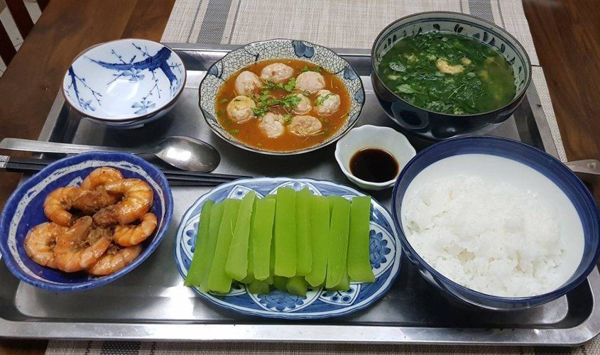 Mẹ uống trà lợi sữa nên kết hợp với chế độ ăn uống hợp lý Mẹ uống trà lợi sữa nên kết hợp với chế độ ăn uống hợp lý