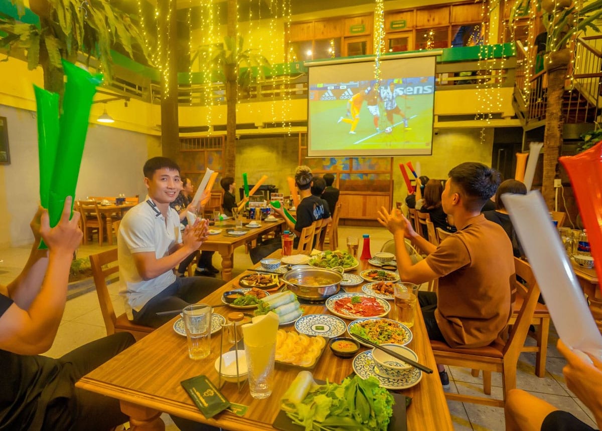 Không gian quán nhậu xem bóng đá Hà Nội