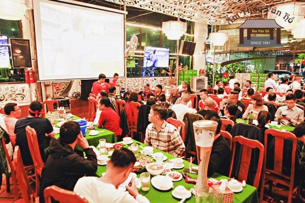 Quán nhậu xem bóng đá Hà Nội không khí sôi động