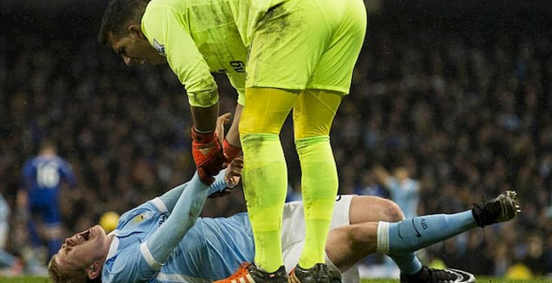 Kỹ năng câu giờ đỉnh cao của cầu thủ chuyên nghiệp