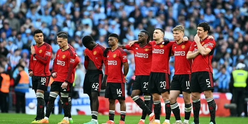 Manchester United cùng fan tạo nên bầu không khí cuồng nhiệt