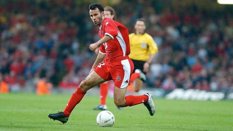 But với tuyển Wales thì cũng khá nhạt nhòa Cầu thủ Ryan Giggs - Huyền thoại xấu xí tại Old Trafford
